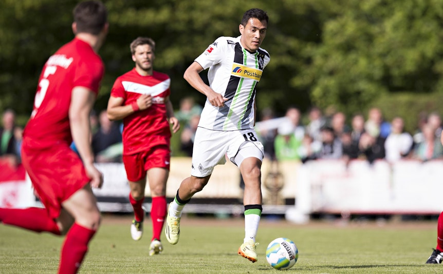 Der letzte Auftritt von Juan Arango für Borussia Mönchengladbach: Dieses Foto zeigt den Venezolaner am 15. Mai 2014, zum Abschluss der sogenannten Fohlen-Tour, im Testspiel gegen SKG Roßdorf. Arango treibt mit seinem linken Fuß den Ball nach vorne.