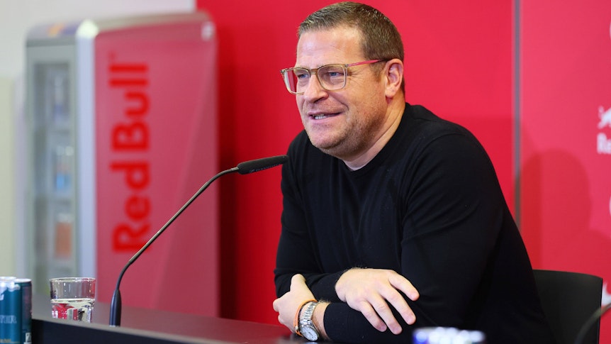 Ex-Gladbach-Manager Max Eberl hat sich am Freitag (9. Dezember 2022) bei seinem neuen Klub RB Leipzig während einer Pressekonferenz vorgestellt. Eberl spricht in ein Mikrofon, dabei lächelt er.