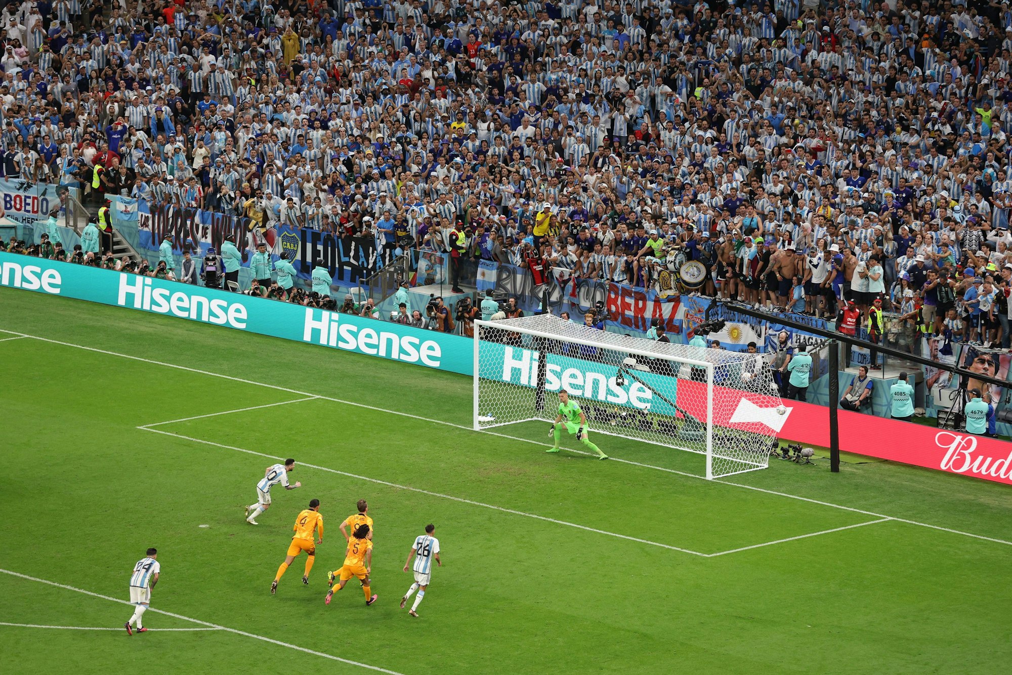 Lionel Messi erzielt das Tor zum 2:0 für Argentinien im WM-Viertelfinale gegen die Niederlande.