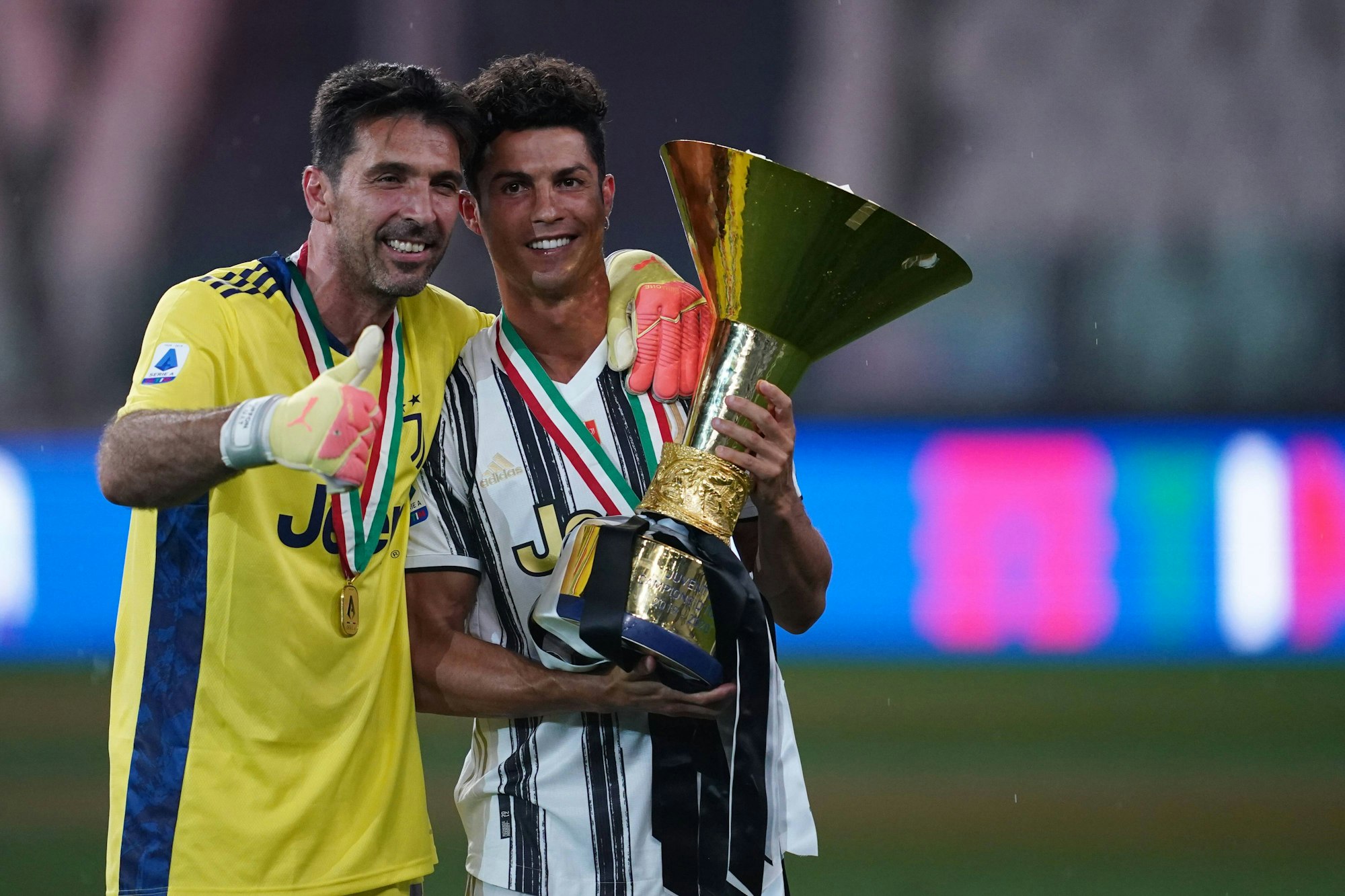 Ronaldo und Gianluigi Buffon (l.) feiern die italienische Meisterschaft.