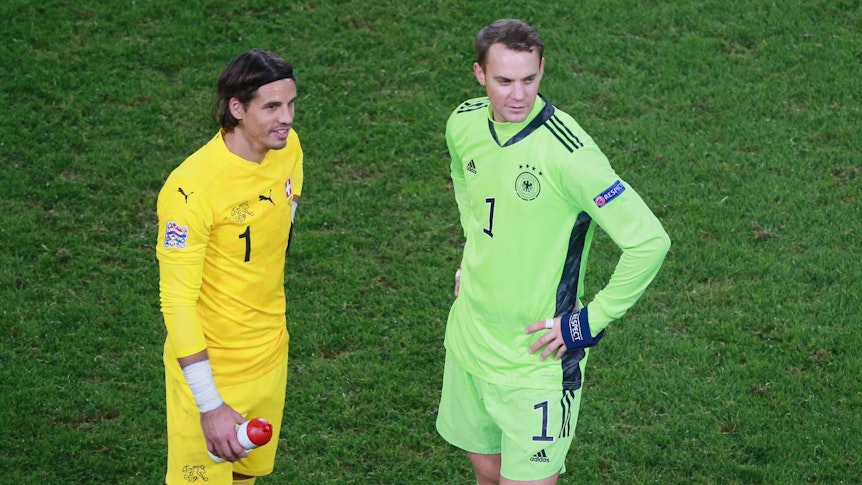 Yann Sommer von Borussia Mönchengladbach (l.) im Gespräch mit Manuel Neuer vom FC Bayern München. Die beiden Torhüter im Gespräch nach dem Nations-League-Spiel Deutschland gegen Schweiz am 13. Oktober 2022 in Köln.