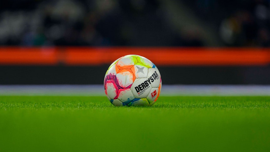 Der Bundesliga-Ball, hier beim Spiel Borussia Mönchengladbach gegen Borussia Dortmund am 11. November 2022 im Borussia-Park.
