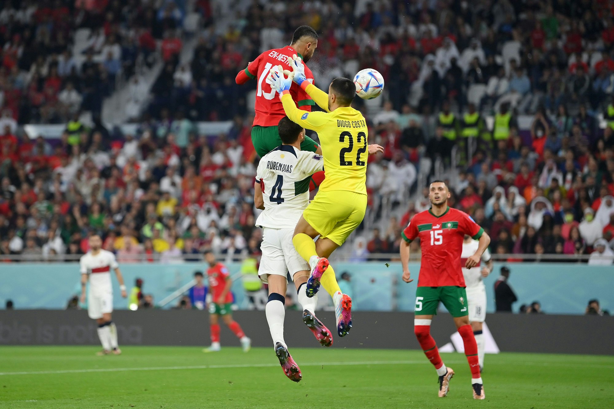 Youssef En-Nesyri springt gegen Portugals Diogo Costa und Verteidiger Ruben Dias am höchsten.