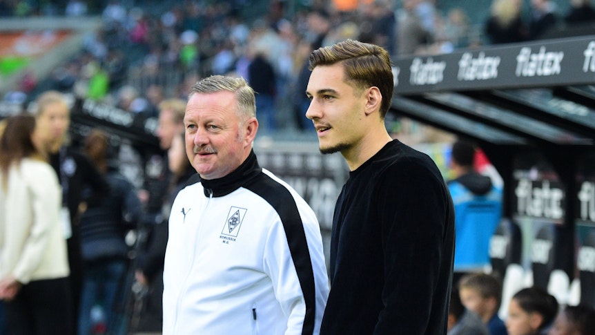 Florian Neuhaus (r.) und Sportdirektor Roland Virkus vor dem Heimspiel von Borussia Mönchengladbach gegen Eintracht Frankfurt am 22. Oktober 2022.