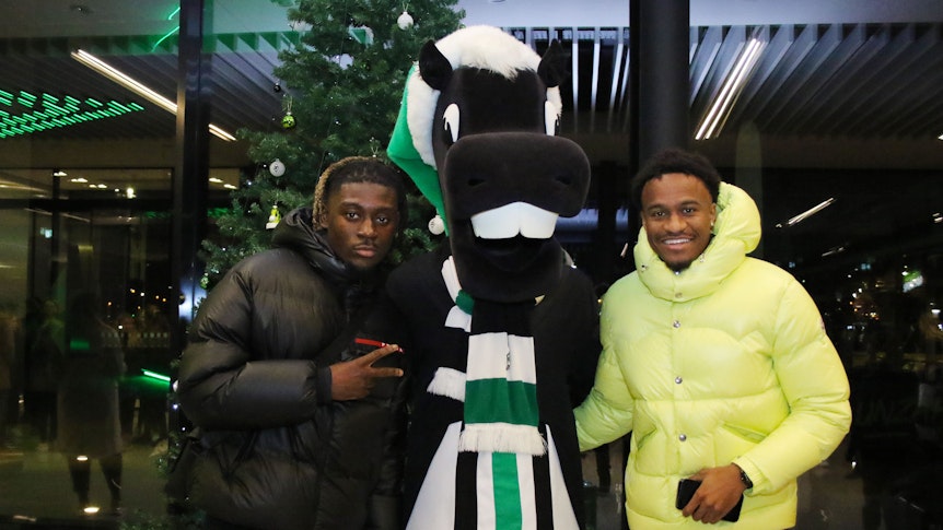 Manu Koné (l.) und Nathan Ngoumou (r.) posieren gemeinsam mit Maskottchen Jünter bei der Weihnachtsfeier von Borussia Mönchengladbach im Borussia-Park am 11. Dezember 2022.