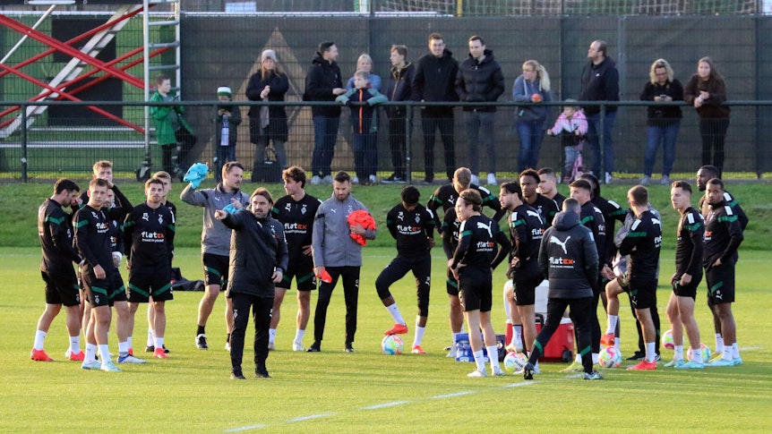 Die Mannschaft von Borussia Mönchengladbach beim Training im Borussia-Park im Mannschaftskreis, hier am 2. November 2022. Trainer Daniel Farke gibt mit dem Finger Anweisungen.