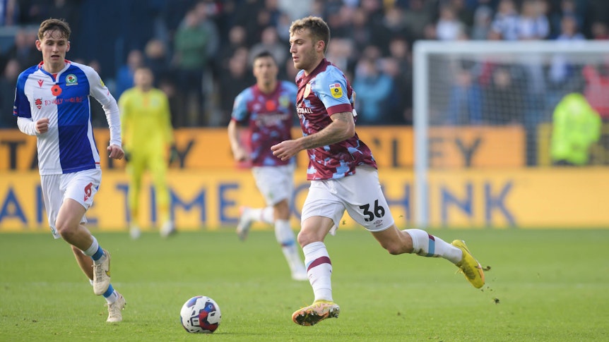 Gladbach-Leihgabe Jordan Beyer führt den Ball im Trikot des FC Burnley.