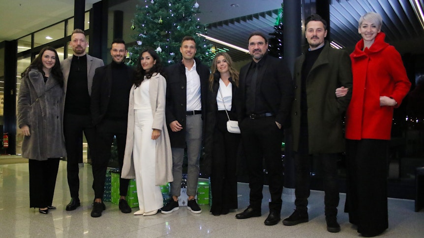Athletiktrainer Chris Domogalla, Co-Trainer Christopher John, Torwarttrainer Fabian Otte, Trainer Daniel Farke und Co-Trainer Edmund Riemer (v. l. n. r.) mit ihren Lebensgefährtinnen bei der Weihnachtsfeier von Borussia Mönchengladbach am 11. Dezember 2022.