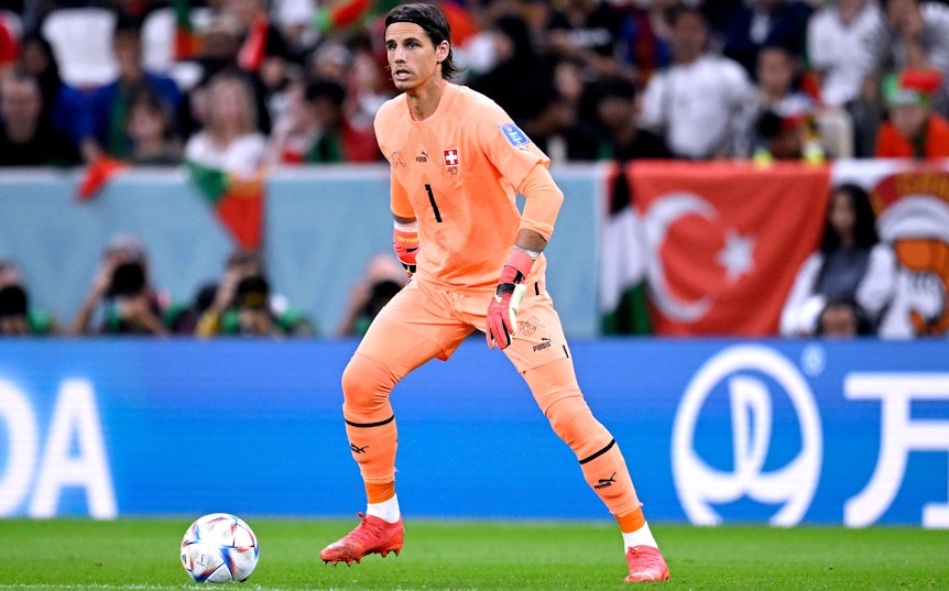 Gladbach-Keeper Yann Sommer im Einsatz bei der Fußball-Weltmeisterschaft in Katar. Auf diesem Foto ist der Schweizer Nationalspieler am 6. Dezember 2022 im Duell gegen Portugal im Lusail Stadion zu sehen. Sommer hat den Ball am rechten Fuß und schaut auf das Spielgeschehen vor sich.