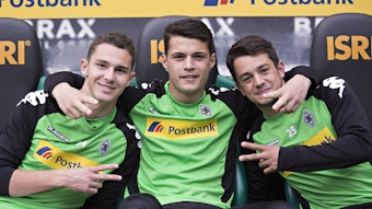 Amin Younes posiert mit Branimir Hrgota und Granit Xhaka für ein Foto auf der Bank von Borussia Mönchengladbach.