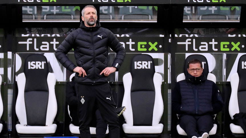 Marco Rose steht in seiner Coaching-Zone, hinter ihm sitzt Max Eberl auf der Ersatzbank.