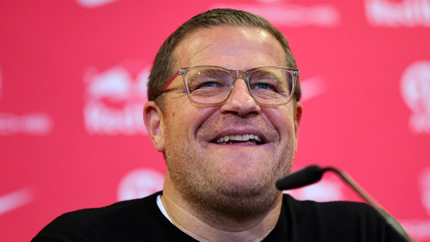 Max Eberl sitzt im Presseraum von RB Leipzig bei einer Medienrunde.