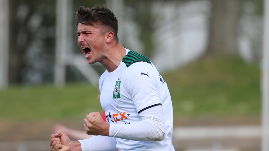 Semir Telalovic schreit bei einem Torjubel, nachdem er für die U23 von Borussia Mönchengladbach ein Tor erzielt hat.