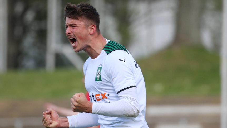 Semir Telalovic schreit bei einem Torjubel, nachdem er für die U23 von Borussia Mönchengladbach ein Tor erzielt hat.