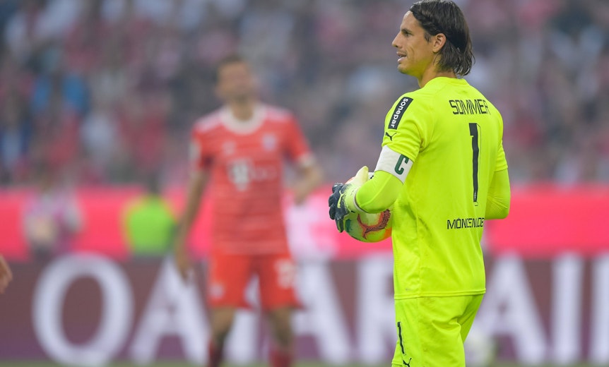 Gladbach-Keeper Yann Sommer ist bei Bayern München im Gespräch. Auf diesem Foto ist der 34-Jährige am 27. August 2022 während des Bundesliga-Duells in der Allianz-Arena zu sehen. Sommer hält den Ball in seinen Händen und schaut Richtung Mitspieler.