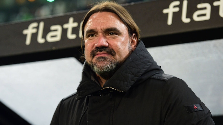 Gladbach-Trainer Daniel Farke. Auf diesem Foto ist der 47-Jährige am 17. Dezember 2022 beim Legendenspiel im Borussia-Park zu sehen. Farke steht vor der Trainerbank, er hat einen schwarzen Mantel an.