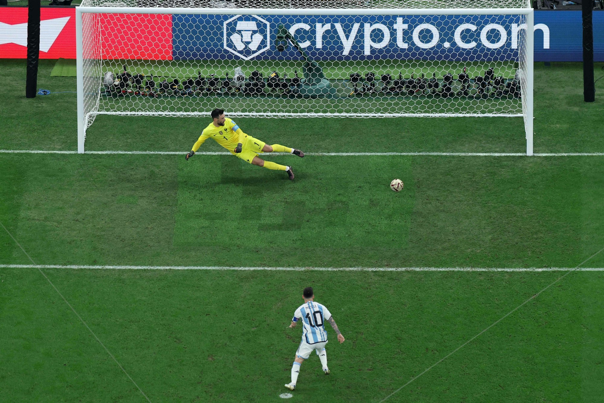 Lionel Messi verwandelt den Strafstoß, Hugo Lloris springt in die falsche Ecke.
