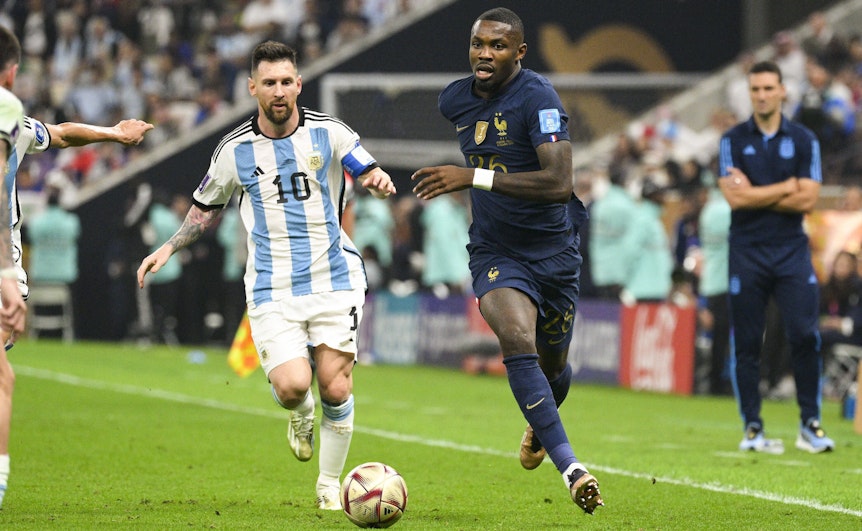 Gladbach-Stürmer Marcus Thuram (r.) im Einsatz für Frankreich im WM-Finale gegen Argentinien (18. Dezember 2022) in Katar. Hier ist er im Zweikampf mit Lionel Messi (l.) zu sehen. Thuram hat sich den Ball im Laufduell vorgelegt.