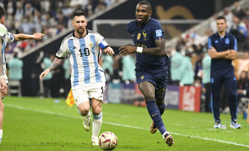 Gladbach-Stürmer Marcus Thuram (r.) im Einsatz für Frankreich im WM-Finale gegen Argentinien (18. Dezember 2022) in Katar. Hier ist er im Zweikampf mit Lionel Messi (l.) zu sehen. Thuram hat sich den Ball im Laufduell vorgelegt.