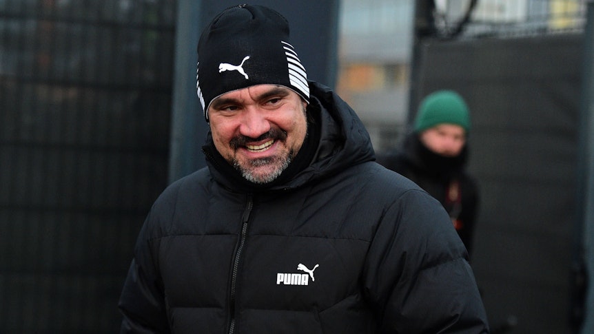Daniel Farke, Trainer von Borussia Mönchengladbach, bei einer Trainingseinheit der Fohlen am, 13. Dezember 2022 auf dem Fohlenplatz, freundlich lächelnd.