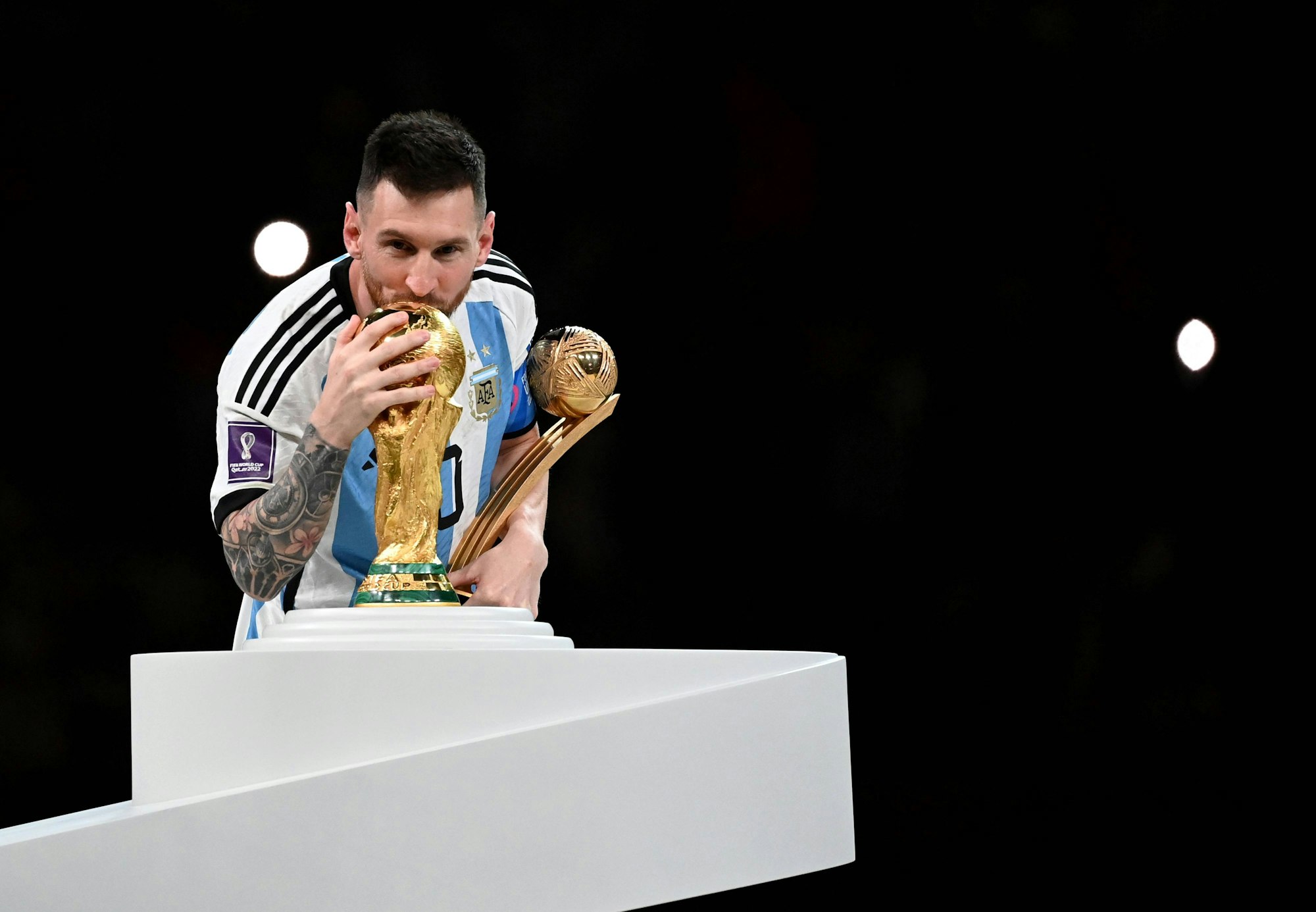 Lionel Messi küsst den WM-Pokal.