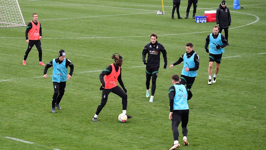 Stefan Lainer (2. v. l.) und Florian Neuhaus (4. v. l.) kehrten am Montag (19. Dezember 2022) ins Mannschaftstraining von Borussia Mönchengladbach zurück. Das Foto zeigt sie bei einer Übung mit ihren Teamkollegen Patrick Herrmann (l.), Manu Koné (3. v. l.), Julian weigl (2. v r.) und Tony Jantschke (r.).