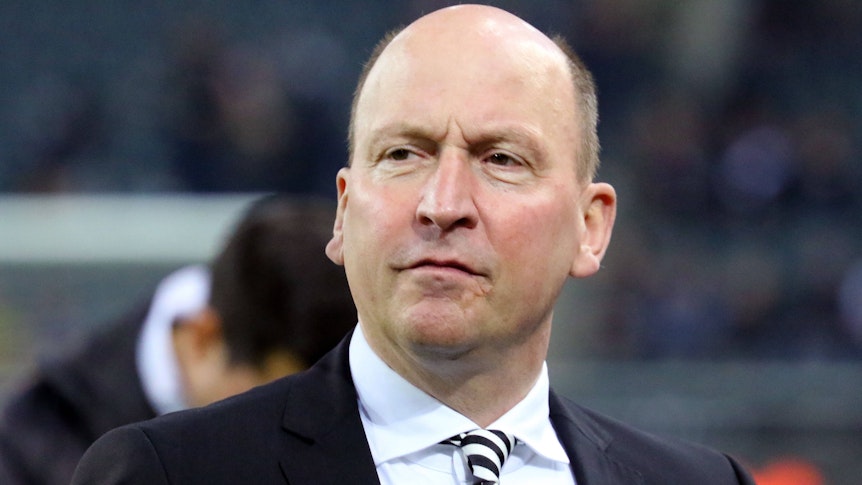 Stephan Schippers, Geschäftsführer und Finanz-Boss bei Fußball-Bundesligist Borussia Mönchengladbach. Auf diesem Foto ist der 55-Jährige am 11. November 2022 im Borussia-Park zu sehen. Schippers blickt Richtung Spielfeld, er trägt eine Krawatte, Hemd und Anzug.