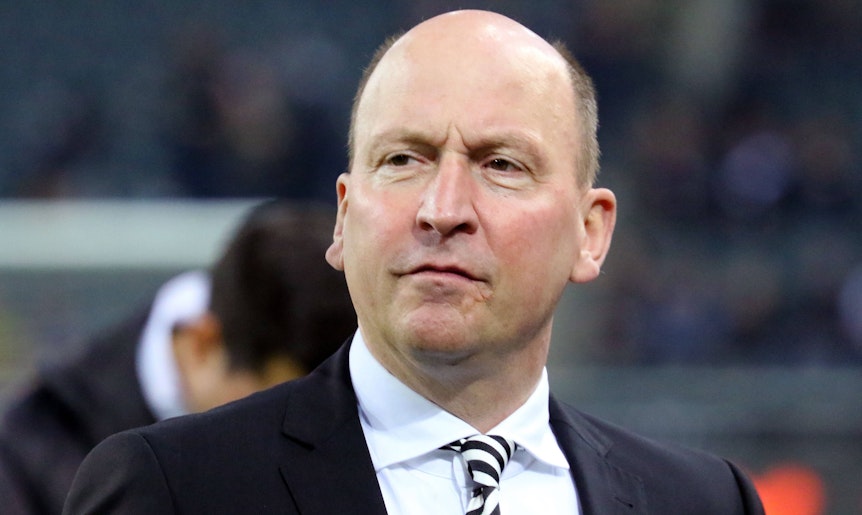 Stephan Schippers, Geschäftsführer und Finanz-Boss bei Fußball-Bundesligist Borussia Mönchengladbach. Auf diesem Foto ist der 55-Jährige am 11. November 2022 im Borussia-Park zu sehen. Schippers blickt Richtung Spielfeld, er trägt eine Krawatte, Hemd und Anzug.
