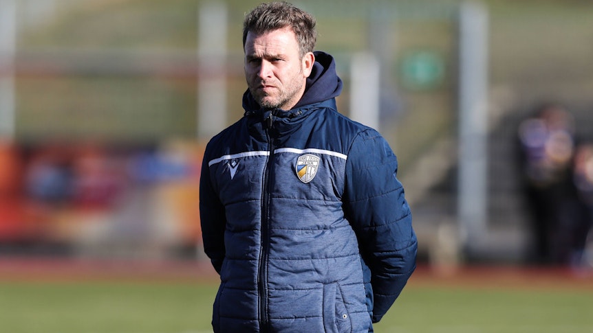 René Klingbeil, einst Spieler von Borussia Mönchengladbach, ist neuer Teamchef des Regionalligisten Carl Zeiss Jena. Das Foto zeigt ihn ernst schauend beim Spiel gegen VfB Germania Halberstadt am 12. Februar 2022.