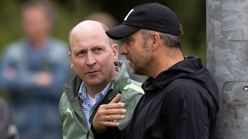 Gladbach-Boss Stephan Schippers (l.) im Gespräch mit DFB-Bundestrainer Hansi Flick, hier zu sehen am 7. Juli 2022 während des Borussia-Trainingslagers in Rottach-Egern am Tegernsee. Flick spricht und gestikuliert, Schippers hört derweil zu.