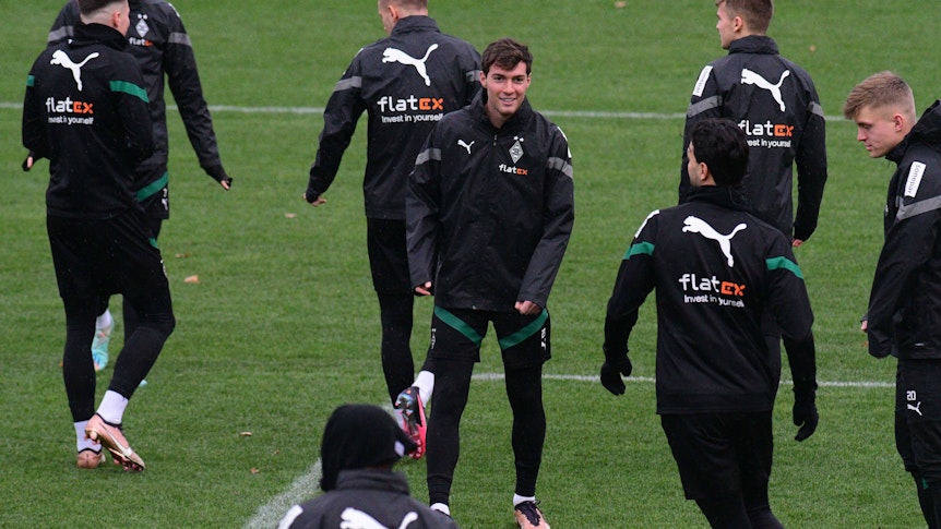 Joe Scally (Mitte) ist am Dienstag (20. Dezember 2022) ins Training von Borussia Mönchengladbach eingestiegen. Mit den USA nahm er zuvor an der Winter-WM in Katar teil.