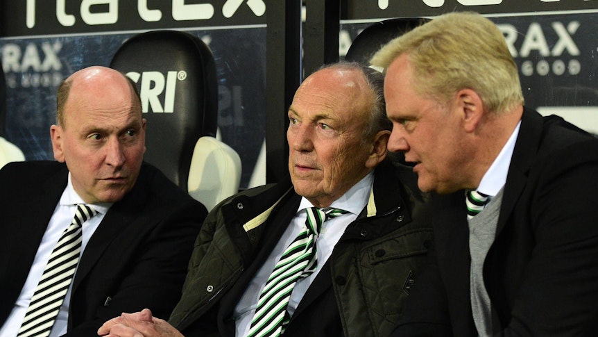 Gladbach-Entscheider unter sich: Geschäftsführer Stephan Schippers (l.), Big Boss und Präsident Rolf Königs (M.) und Vizepräsident Stefan Stegemann (r.) im Borussia-Park. Dieses Foto zeigt das Trio am 11. November 2022. Schippers, Königs und Stegemann sitzen auf der Fohlen-Bank und diskutieren untereinander.