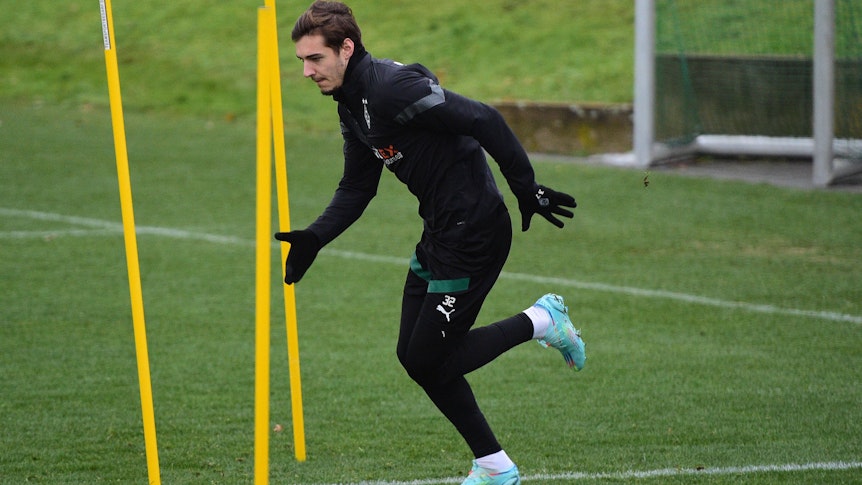 Florian Neuhaus, Spieler von Borussia Mönchengladbach, laufend bei einer Trainingseinheit im Borussia-Park am 19. Dezember 2022.