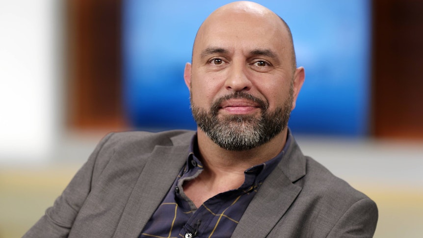 Serdar Somuncu, hier am 2. September 2018 in einer TV-Show, ist Fan von Borussia Mönchengladbach. Das Foto zeigt ihn lächelnd in Nahaufnahme.