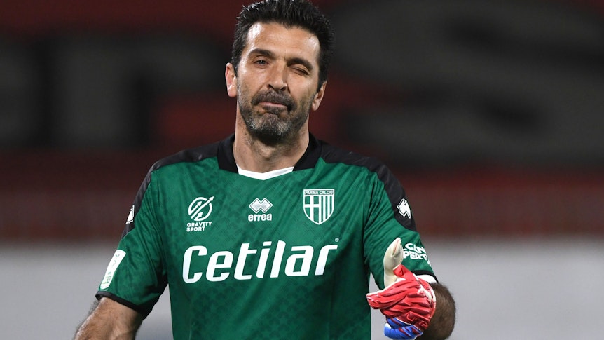 Gianluigi Buffon, hier am 2. März 2022 bei einem Serie-B-Spiel zwischen Monza und Parma zwinkernd und den Daumen in die Luft streckend.