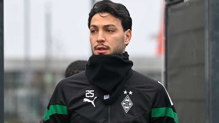 Ramy Bensebaini hat noch bis Sommer 2023 einen gültigen Vertrag bei Borussia Mönchengladbach. Das Foto zeigt ihn bei einer Trainingseinheit am 22. Dezember 2022 im Borussia-Park.