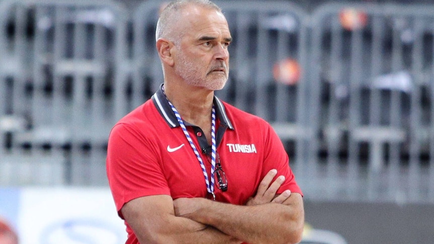 Basketballtrainer Dirk Bauermann, hier am 13. Juni 2021 bei einem Turnier in Polen, grimmig guckend und mit verschränkten Armen darstehend.