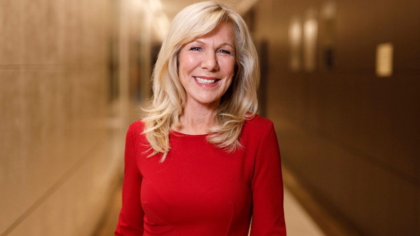 Ulrike von der Groeben, bei der 13. Dorint Charity Sports Night 2019 im Dorint Hotel an der Messe in Deutz am 8. Dezember 2019 lächelnd im roten Kleid.