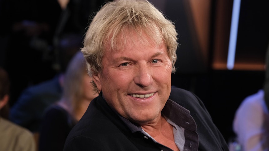 Schlagersänger Bernhard Brink, hier beim Fototermin der NDR-Talkshow im Fernsehstudio Hamburg Lokstedt am 23. September 2022 lächelnd im Close-Up.