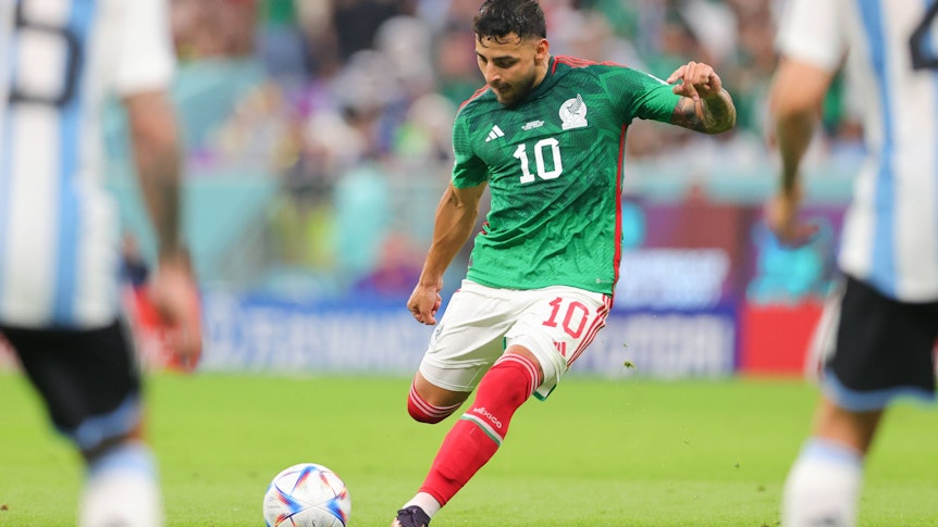 Alexis Vega, Spieler von Chivas Rayadas und der mexikanischen Nationalmannschaft, soll im Fokus der Bosse von Borussia Mönchengladbach stehen. Das Foto zeigt ihn am 26. November 2022 beim WM-Gruppenspiel gegen Argentinien bei der Ausführung eines Freistoßes.