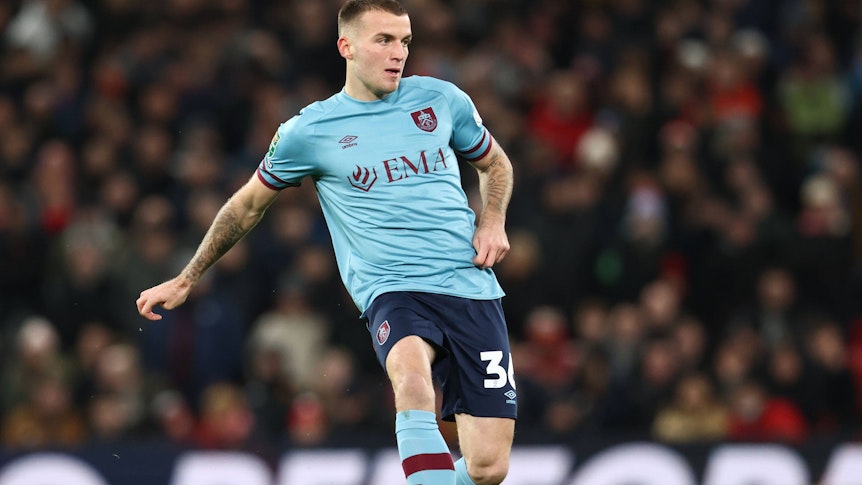 Jordan Beyer, Leihspieler von Borussia Mönchengladbach, ist bei Burnley äußerst beliebt. Das Foto zeigt ihn am 21. Dezember 2022 beim Spiel gegen Manchester United im Carabao Cup am Ball.