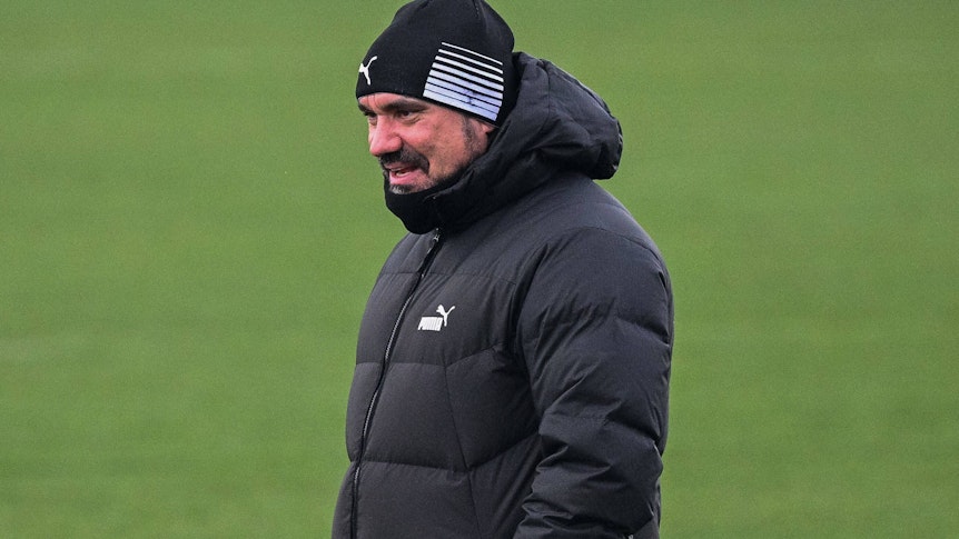 Daniel Farke, Trainer von Borussia Mönchengladbach, hier dick vermummt auf dem Trainingsplatz im Borussia-Park am 22. Dezember 2022.