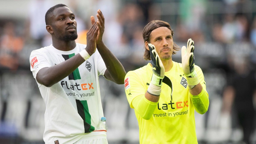 Marcus Thuram (l.) und Yann Sommer stehen am 4. September 2022 im Trikot von Borussia Mönchengladbach vor der Nordkurve im Borussia-Park und bedanken sich mit Applaus bei den Fans nach einer Niederlage gegen Mainz 05 für ihre Unterstützung.