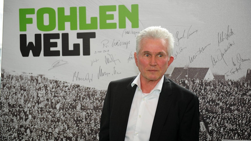 Jupp Heynckes steht vor einer Wand in der Fohlenwelt, dem Museum von Borussia Mönchengladbach, mit Autogrammen verschiedener Borussia-Legenden. Das Museum wurde am 3. Mai 2019 feierlich am Borussia-Park eröffnet.