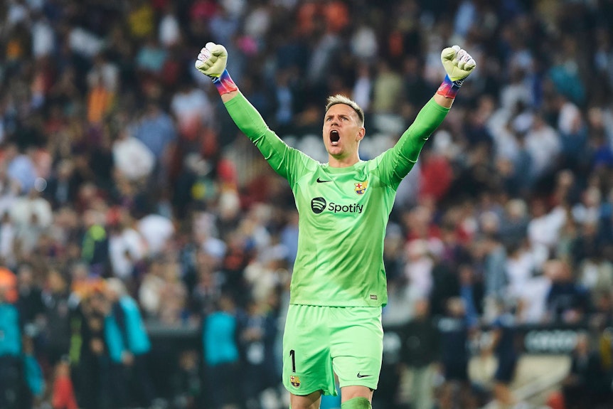 Marc-André ter Stegen reißt im Trikot von FC Barcelona vor Freude im Spiel gegen den FC Valencia die Arme nach oben.
