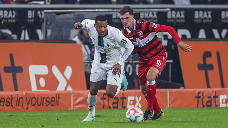 Alassane Plea von Borussia Mönchengladbach (l.) am 4. November 2022 im Bundesliga-Spiel gegen den VfB Stuttgart im Zweikampf mit Pascal Stenzel.