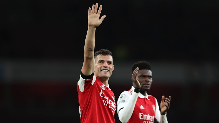 Granit Xhaka winkt den Fans im Emirates Stadium am 26. Dezember 2022 nach dem Sieg des FC Arsenal gegen Newcastle United und grüßt die Zuschauer auf der Tribüne.