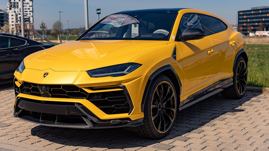 Ein gelber Lamborghini Urus am 27. April 2021 auf einem Parkplatz.