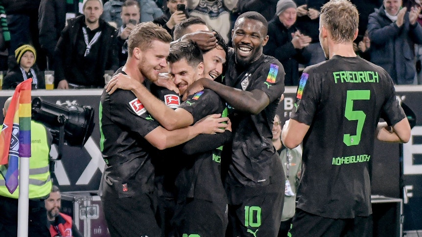 Die Mannschaft von Mönchengladbach (Nico Elvedi (l.), Jonas Hofmann, Ramy Bensebaini, Marcus Thuram und Marvin Friedrich (vorne)) bejubelt den Sieg gegen Borussia Dortmund am 11. November 2022.