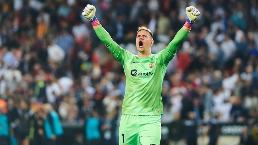 Marc-André ter Stegen, Keeper des FC Barcelona und ehemaliger Spieler von Borussia Mönchengladbach, hier am 29. Oktober 2022 beim Spiel gegen den FC Valencia beim Jubel. Im Grünen Trikot reckt er seine Arme in die Höhe und brüllt.